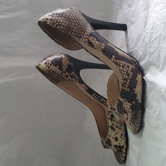 Open Toe Pumps-Neutral Snake Skin Print - Picture 5 of 6